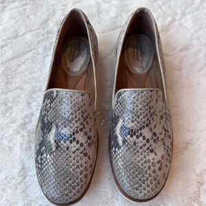 Comfortiva Women's Gray Snakeskin Flats